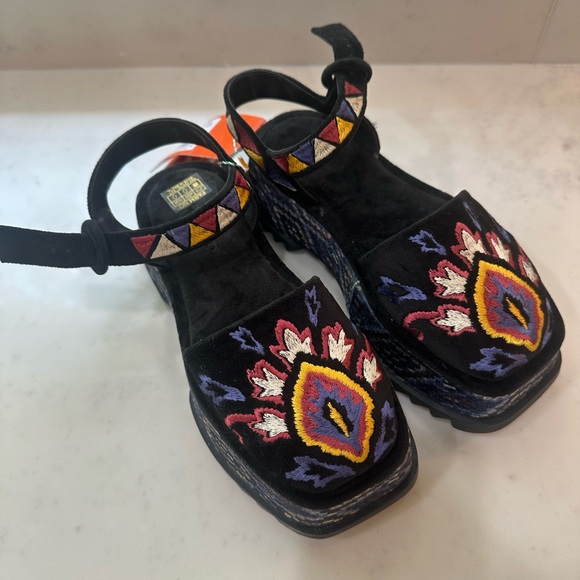 FARM Rio Black Multicolor Embroidered Sandals - Picture 7 of 10